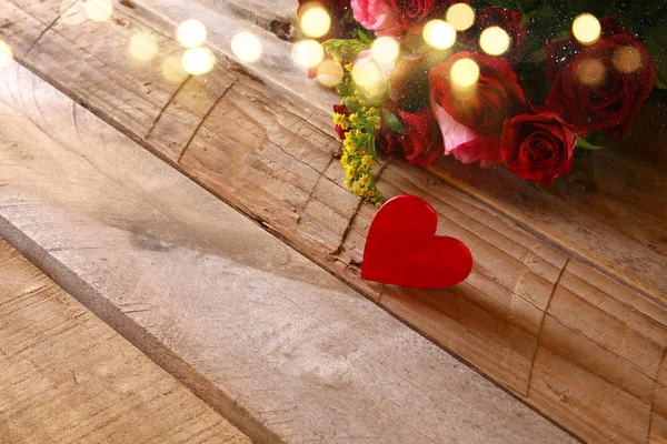 红色的心和木制的桌子上的玫瑰 — 图库照片