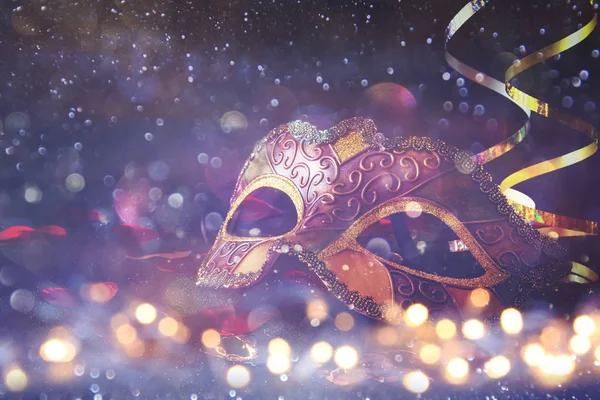 Elegante veneciano, máscara de mardi gras sobre fondo de brillo — Foto de Stock