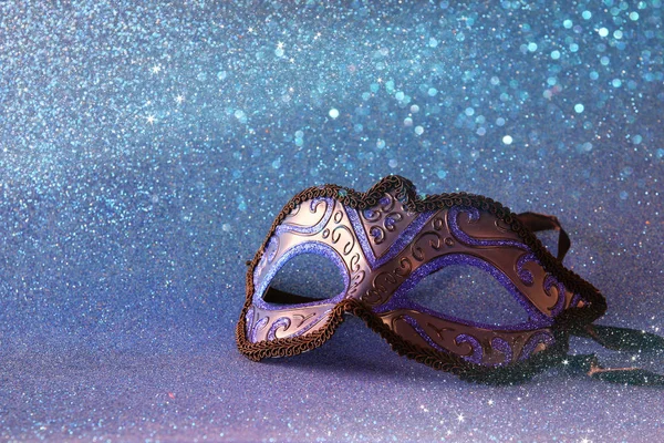 Elegante venezianische Maske auf blauem Glitzerhintergrund — Stockfoto