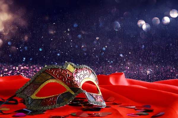 Elegante venezianische Maske auf rotem Seidenhintergrund — Stockfoto