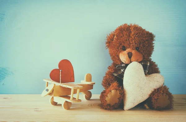 Urso de pelúcia bonito sentado e segurando um coração — Fotografia de Stock