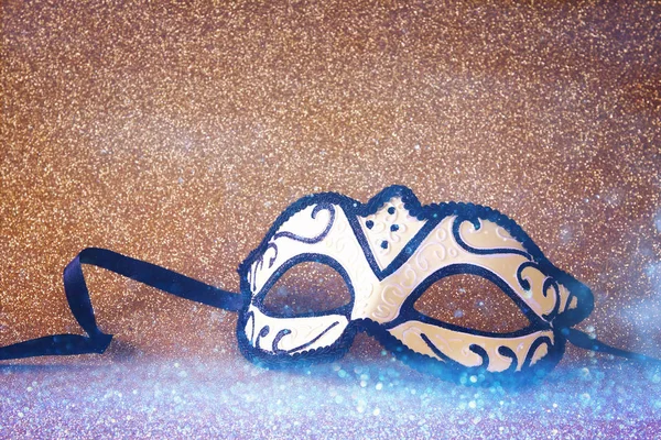 Elegantní benátská maska na pozadí zlaté třpytky — Stock fotografie