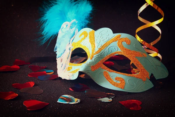 Elegante venezianische Mardi-Gras-Maske auf Glitzerhintergrund — Stockfoto