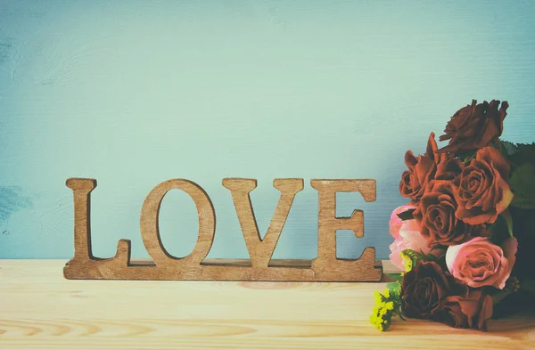 Λέξη αγάπη από ξύλινες επιστολές και κόκκινη καρδιά — Φωτογραφία Αρχείου