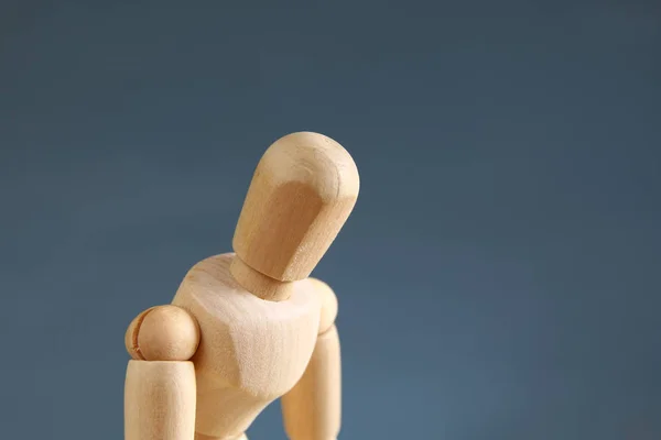 Dřevěná figurína s starosti zdůraznil polohy těla — Stock fotografie