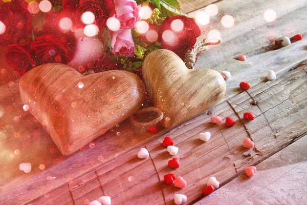 Czerwone serca i róże na drewnianym stole — Zdjęcie stockowe