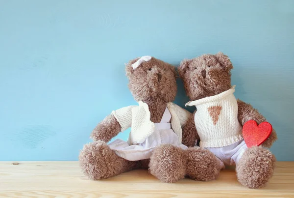 Casal de ursinhos de pelúcia bonitos segurando corações — Fotografia de Stock