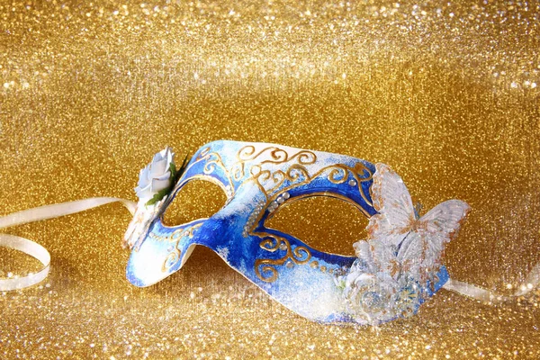 Elegante máscara veneziana sobre fundo brilho ouro — Fotografia de Stock