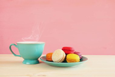 kahve ve renkli macarons