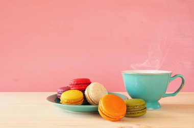 kahve ve renkli macarons