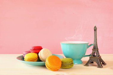 Fincan kahve ve renkli macarons