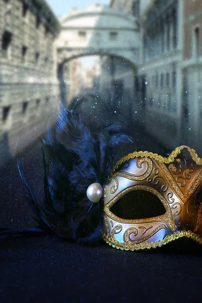 Máscara preta veneziana — Fotografia de Stock