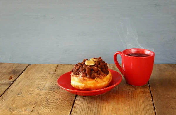 Donut ao lado de xícara de café — Fotografia de Stock