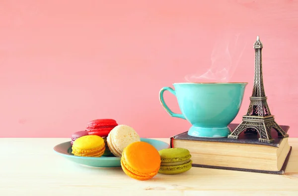 Taza de café y macarrones coloridos —  Fotos de Stock