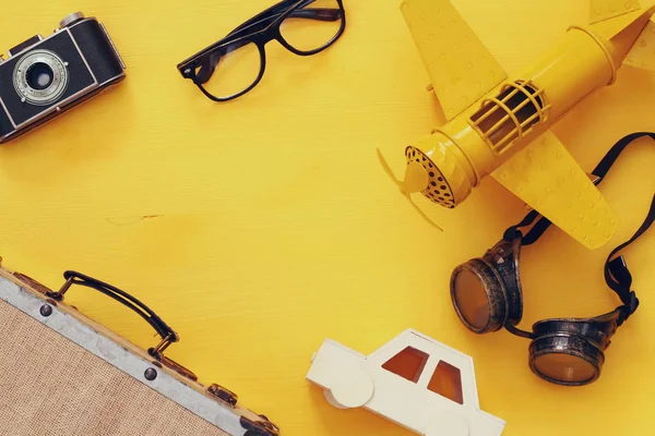 Top view of vintage yellow toy plane — Stock Photo, Image