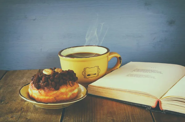 Dona junto a la taza de café y el libro — Foto de Stock