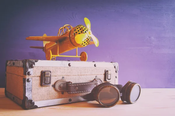 Foto van vintage gele speelgoed vliegtuig — Stockfoto