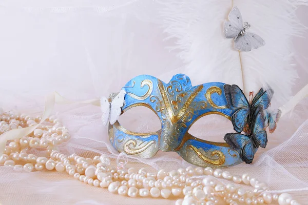Синя елегантна венеціанська маска — стокове фото