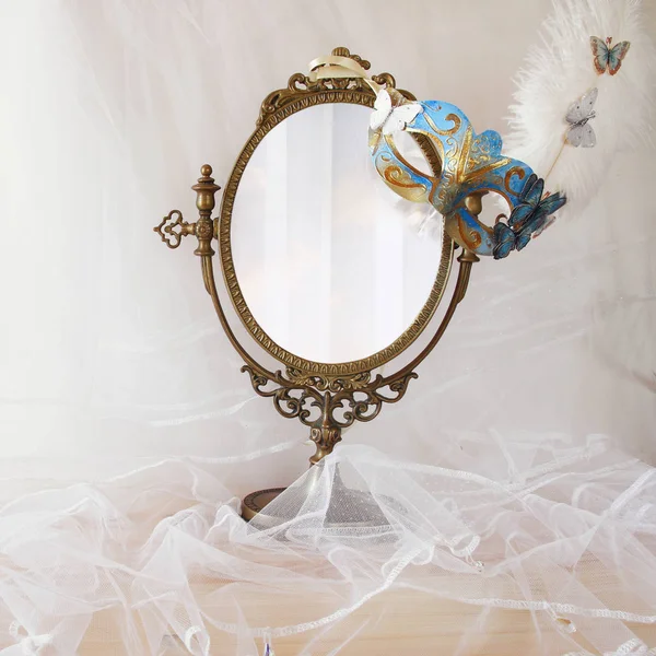 Venetiaanse masker op oude vintage spiegel — Stockfoto