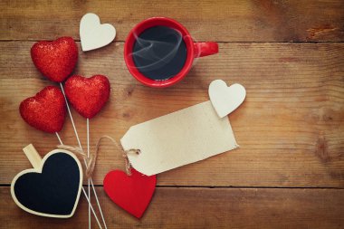 Kırmızı Kalpler ve kahve 