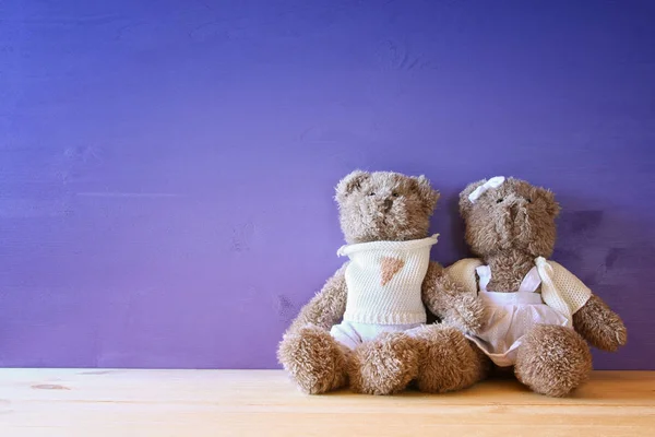 Pár aranyos teddy medve átölelve — Stock Fotó