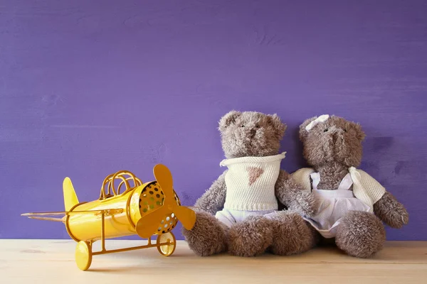 Vintage toy plane and couple of cute teddy bears — Stock Photo, Image