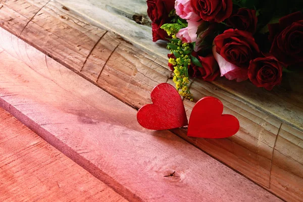 Czerwone serca i róże — Zdjęcie stockowe