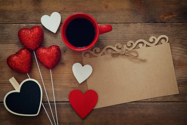 Rode harten en kopje koffie — Stockfoto