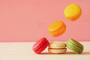 Görüntü düşen renkli macaron