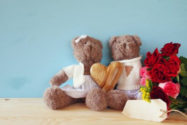 Şirin oyuncak ayılar bir kalp tutan birkaç