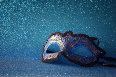 mavi parlak arka plan üzerinde zarif Venedik Maske