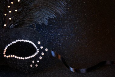 glitter arka plan üzerinde siyah palyaço