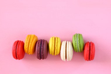 pembe bir arka plan üzerinde renkli macaron.