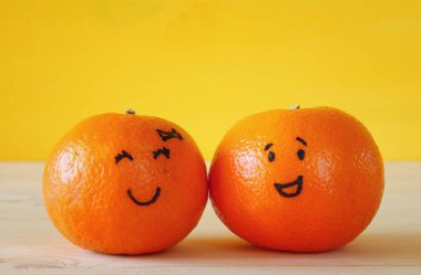 Çizilmiş gülen yüz ile iki clementines görüntüsünü