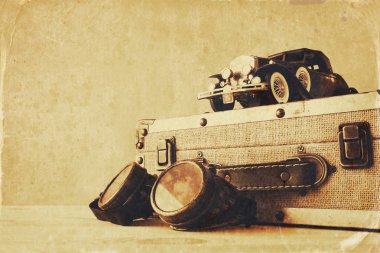 Vintage oyuncak araba ve pilot gözlük yanındaki eski çanta