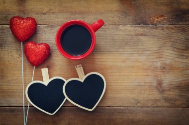 Bir kahve ahşap arka plan üzerinde kırmızı Kalpler ve