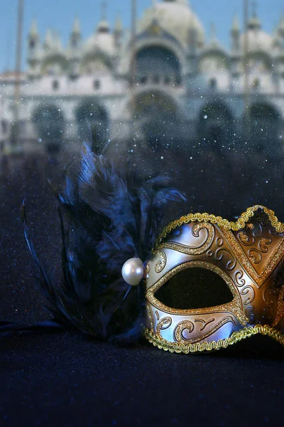 Black venetian mask on glitter background with venice montag — Stock Photo, Image