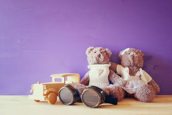 Foto de coche de juguete vintage y un par de osos de peluche lindos — Foto de Stock