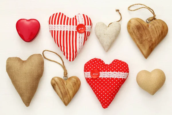 Різні дерев'яні та тканинні серця — стокове фото