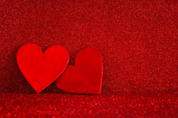 Fond Saint-Valentin. Coeurs rouges en bois sur fond rouge brillant — Photo