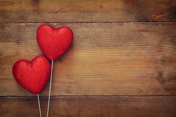 Couple of red glitter hearts on wooden background — Stock Photo, Image