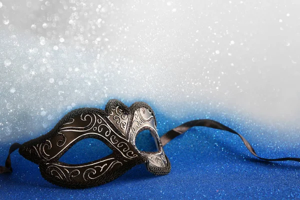 Elegante venezianische Maske auf blauem Glitzerhintergrund — Stockfoto