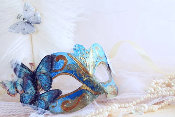 Máscara veneziana elegante azul ao lado de pérolas — Fotografia de Stock