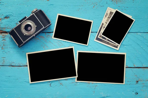 Molduras de fotos vazias ao lado da câmera antiga — Fotografia de Stock