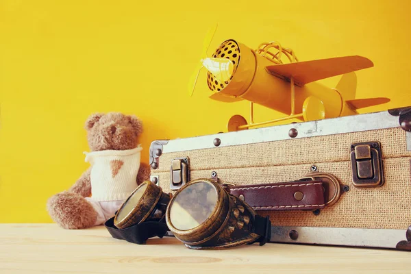 Foto de avión de juguete vintage y lindo oso de peluche —  Fotos de Stock