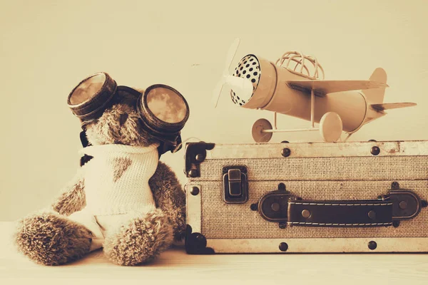 Foto de avião de brinquedo vintage e bonito ursinho de pelúcia — Fotografia de Stock