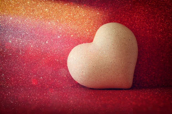 Coração no fundo vermelho brilhante — Fotografia de Stock