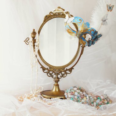 eski vintage oval ayna yanındaki mavi Venedik Maske