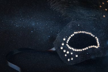 glitter arka plan üzerinde siyah palyaço