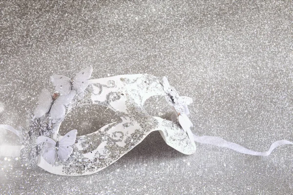 Elegáns velencei maszk ezüst csillogó háttér — Stock Fotó